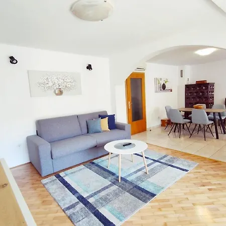 In Mit Terrasse, Garten Und Grill Apartment Pula