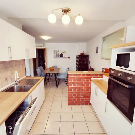 In Mit Terrasse, Garten Und Grill Apartment *