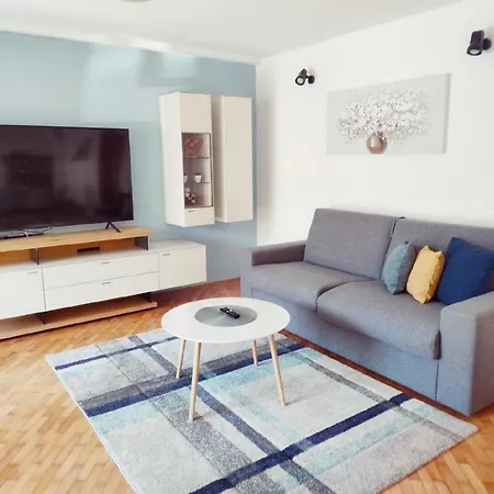 Apartment In Mit Terrasse, Garten Und Grill Pula