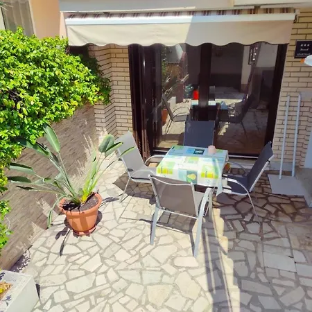 In Mit Terrasse, Garten Und Grill Apartment *