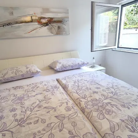 Appartement In Mit Terrasse, Garten Und Grill