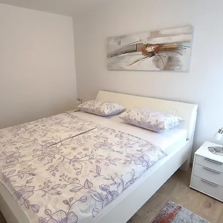 Appartement In Mit Terrasse, Garten Und Grill *